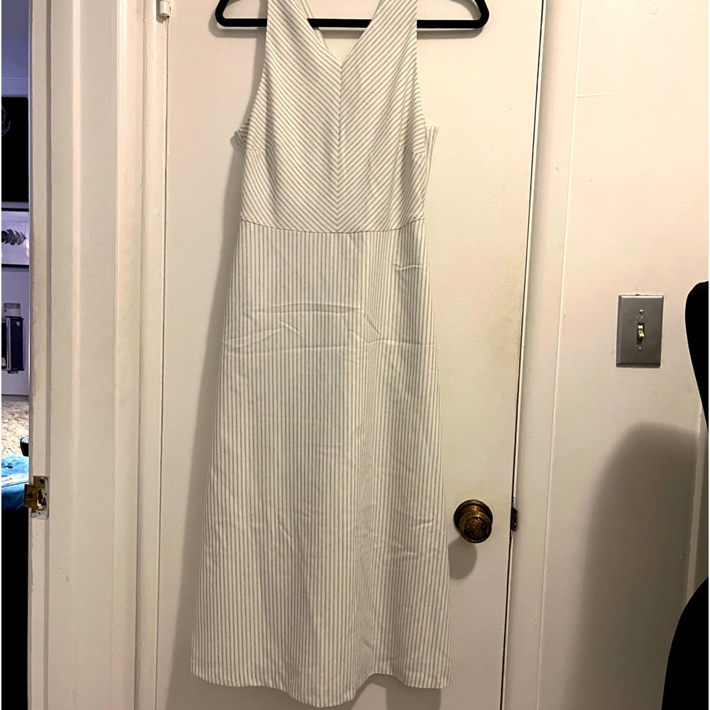 Sleeveless, A-line dress with pockets!